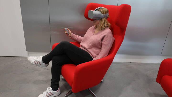 Fauteuil avec le casque de réalité virtuelle