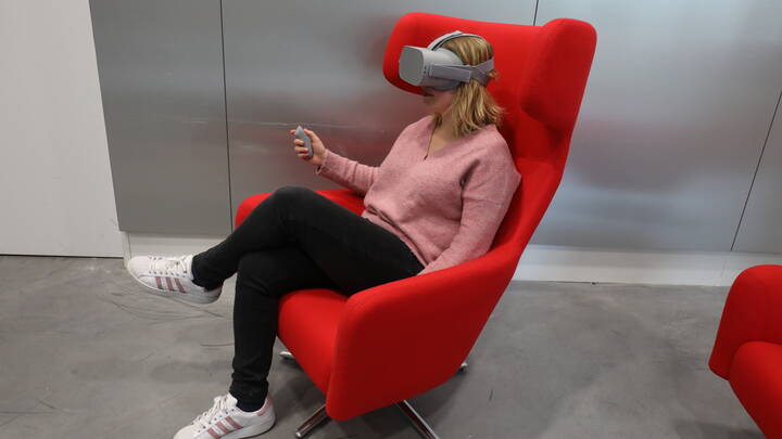 Fauteuil avec le casque de réalité virtuelle